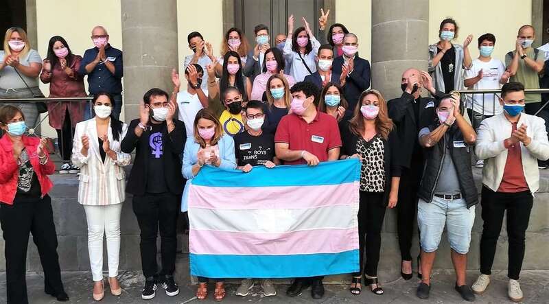 Diputados y miembros del colectivo LGTBI+ celebran la aprobación de la ley canaria de igualdad y no discriminación / TA